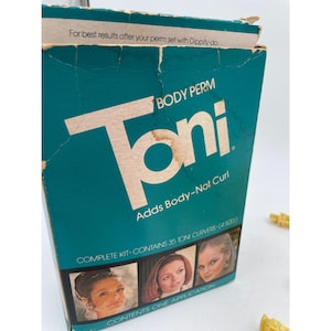 Może przedstawiać: Vintage turkusowe pudełko zestawu Toni Body Perm. Pudełko zawiera białe logo Toni z napisem "Adds Body - Not Curl". Pudełko zawiera zdjęcia kobiet z trwałą ondulacją i napis "Complete Kit - Contains 35 Toni Curvers (4 Sizes)".