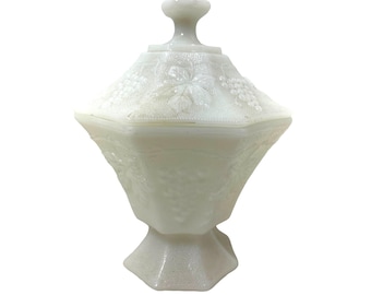 Doceira de vidro leitoso com formato de folhas de uva e pedestal octogonal.