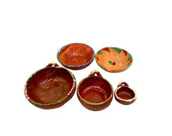 Cuencos de barro mexicanos en miniatura vintage, hechos a mano. Decoración rústica artesanal.