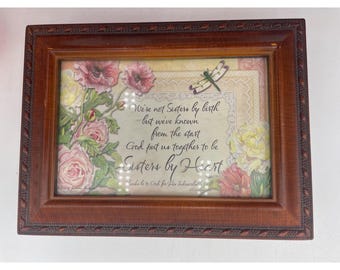Sisters By Heart ingelijste houten aandenkendoos met bloemsierkunst en inspirerend vers
