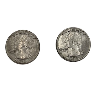 Puede incluir: Dos monedas de cuarto de dólar de plata de 1976. Cada moneda presenta un perfil de George Washington y la palabra "LIBERTY" en la parte superior. También es visible la frase "IN GOD WE TRUST". Las monedas están sobre un fondo blanco.