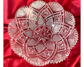 Bol de vidrio prensado de estilo americano antiguo con intrincado diseño geométrico y de estrella, decoración vintage.