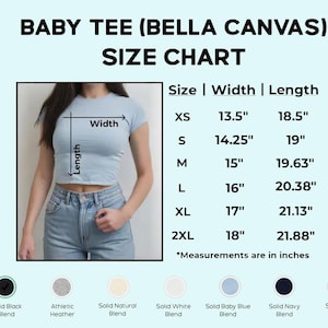 Puede incluir: Tabla de tallas para una camiseta de beb&eacute;, que muestra las medidas en pulgadas para el ancho y la longitud. La tabla incluye las tallas XS a 2XL. La camiseta se muestra en una modelo que lleva una camiseta azul claro con pantalones vaqueros.