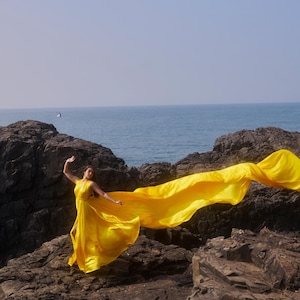 beach pre wedding shoot dress Gorgeous Pre-wedding Beach Photoshoot Ideas to Save this Wedding Season!
