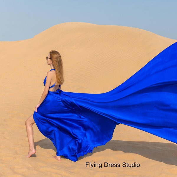 Abito Infinity Flying: abito in raso con lungo strascico per servizi fotografici.