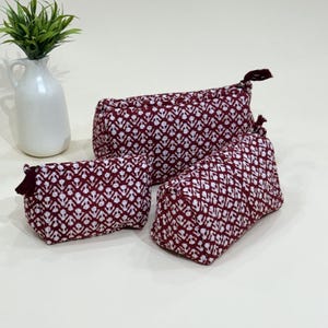 Set di tre astucci da viaggio in cotone trapuntato con stampa a mano, borsa per il trucco riutilizzabile, beauty case impermeabile, misura piccola/media/grande