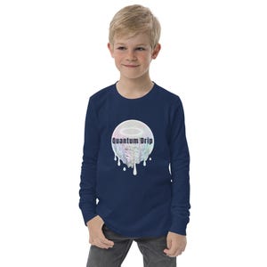 Könnte beinhalten: Marineblaues Langarmshirt mit einem weißen und irisierenden Design mit dem Text "Quantum Drip". Das Design hat einen Tropfeffekt. Das Shirt besteht aus einem weichen, bequemen Material.