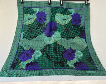 Foulard en soie Christian Dior, tons de vert d'automne, imprimé cachemire floral violet, 30 x 31 po.