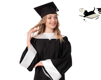 Puede incluir: Una persona vistiendo una toga de graduación negra con detalles blancos y un birrete negro. La persona está mirando hacia el lado derecho de la imagen.