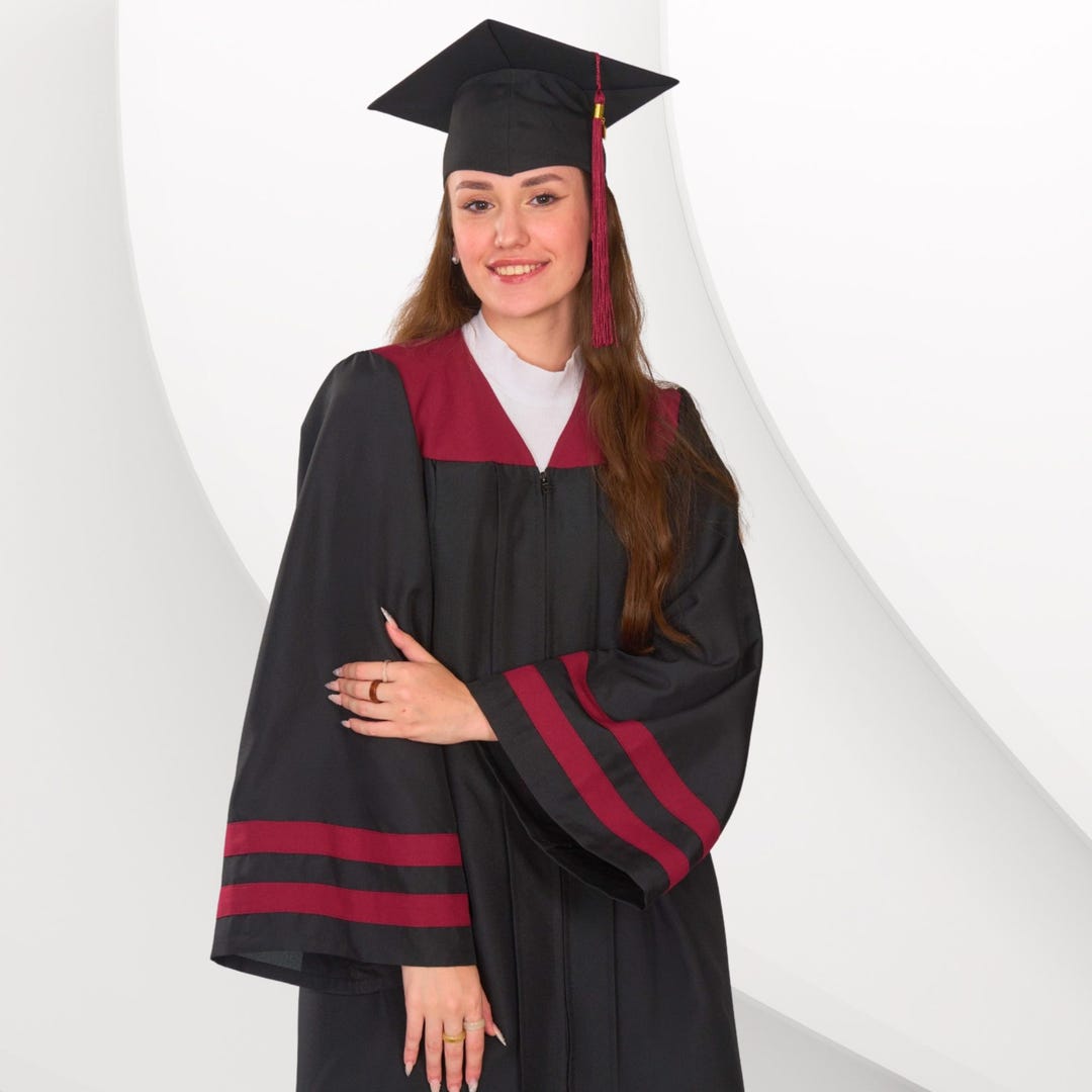 Bachelor toga Academische toga met bordeauxrode inzetstukken