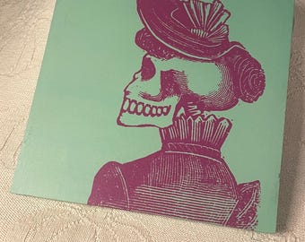 Teschio di donna vintage in stile gotico vittoriano Y2K, ossa di scheletro avvolte su tela, decorazione da parete