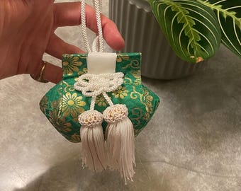 Amuleto giapponese omamori, portafortuna, santuario shintoista, tempio buddista, protezione
