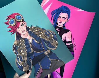 Pode incluir: Duas ilustrações de personagens do jogo League of Legends. A primeira ilustração está em um fundo turquesa e apresenta um personagem com cabelo vermelho, óculos e uma roupa dourada e azul. A segunda ilustração está em um fundo rosa e apresenta um personagem com cabelo azul, uma roupa preta e roxa, e uma arma roxa e branca.