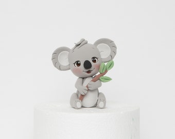 Adorno para pastel de koala: hecho a mano con arcilla de secado al aire, ideal para baby showers y cumpleaños.