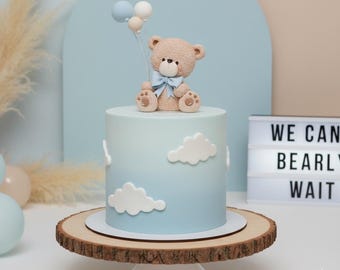 Adorno para tarta de osito, hecho de arcilla ligera de secado al aire. Perfecto para baby showers y tartas de cumpleaños.