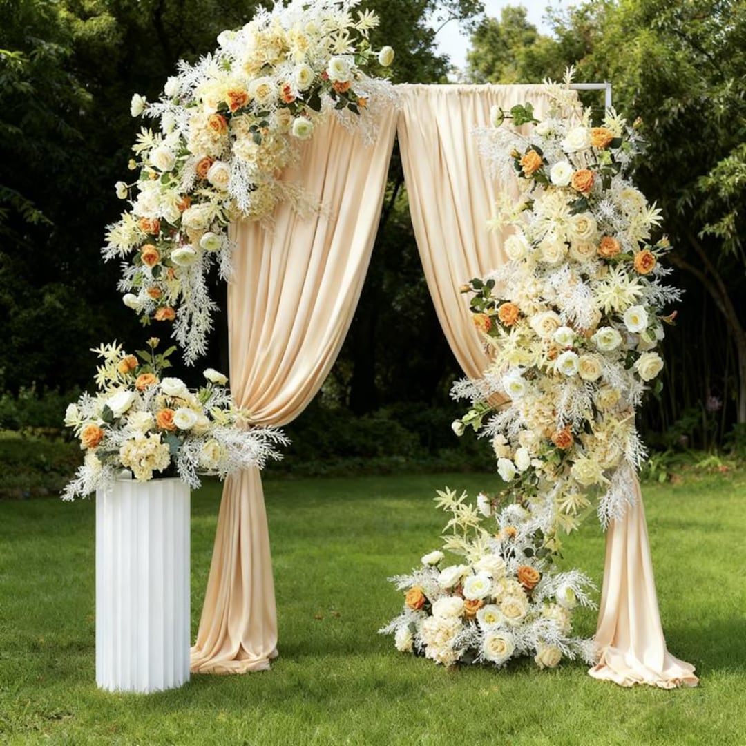 fleurs-d-arc-de-mariage-champagne-clair-toile-de-fond-de-c-r-monie-de