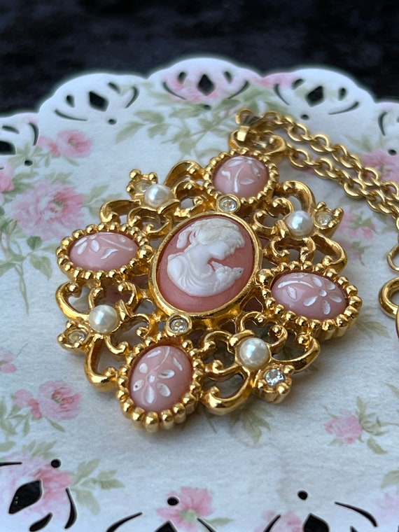 Vintage Cameo Pendant Necklace