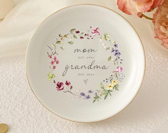 Personalized New Grandma Flower Ring Dish, Grandma Ring Dish, Mother's Day Jewelry Dish, First Mom Now Grandma