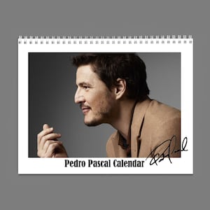 Pedro Pascal 2025-wandkalender met zijn citaten en handtekening