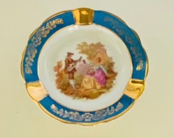 Cendrier miniature de Limoges faisant la cour à Fragonard. Bordure dorée