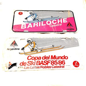 Vintage kentekenplaten. Quebec Je me souviens uit 1990. Bariloche, Argentinië 1985 en Copa del Mundo de Ski BASF 85-86 Las Lenas Los Robles