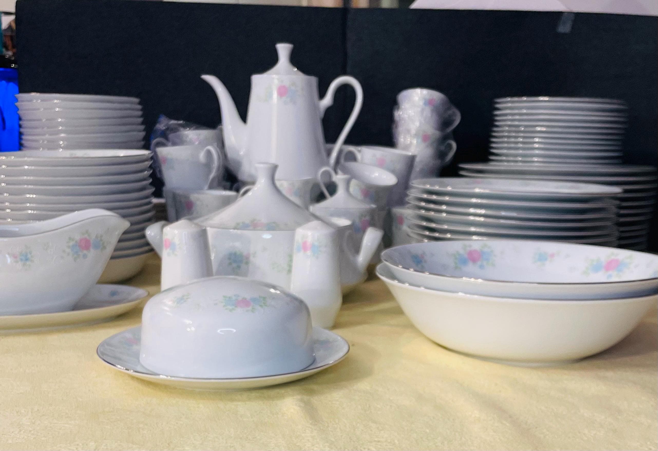 中国製ディナーウェアセット（12人用）：高級花柄磁器、111ピース