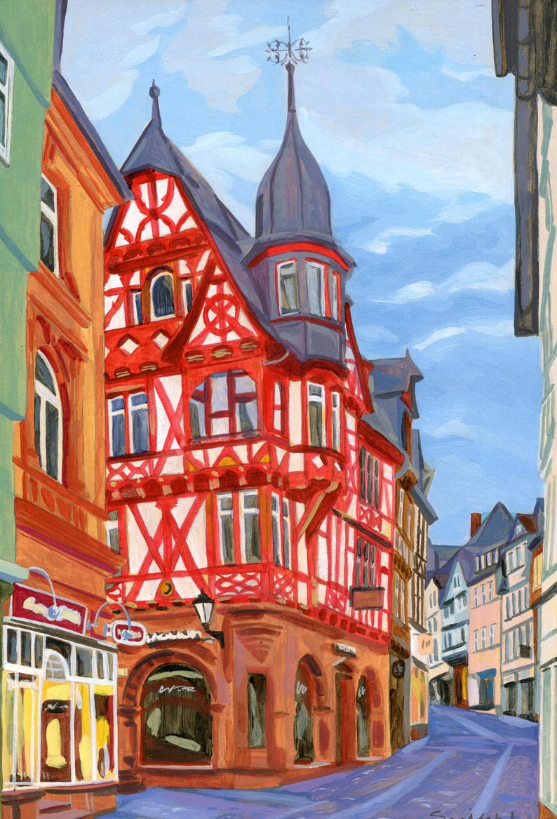 Pu&ograve; includere: Dipinto a olio di una scena di strada europea. L'edificio principale &egrave; una casa a graticcio rossa e bianca con una torre grigio scuro. Il cielo blu e gli altri edifici creano una vista dettagliata della citt&agrave;.