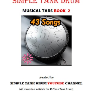 Puede incluir: Un tambor de tanque plateado con 43 canciones escritas en él. El tambor está rodeado de una tela negra y gris. El texto "SIMPLE TANK DRUM YOUTUBE CHANNEL" está escrito en rojo y negro. El texto "MUSICAL TABS BOOK 2" está escrito en rojo y negro. El texto "43 Songs" está escrito en naranja y negro.