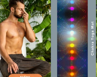 Op de afbeelding: Een yogamat met een kleurrijk chakra-ontwerp wordt getoond naast een man in een yogahouding. De mat heeft een verticale opstelling van gloeiende bollen in verschillende kleuren. De woorden "Chakra Yoga Mat" staan verticaal op de mat.