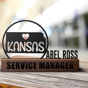 Benutzerdefinierte Kansas Karte Schreibtisch Namensschild Keil, personalisierte geboren in Kansas State Namensschild Büroschild Firma Regal Tabletop Plaque Dekor