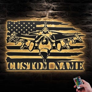 Anpassad väggkonst i metall för amerikansk stridsflygplan, pilot, LED-ljus, personlig flygplansskylt, amerikansk namnskylt, heminredning, flygplanshangar, flygvapnet, amerikansk flagga