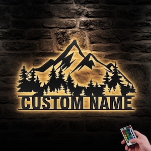 Arte de pared de metal personalizado con diseño de bosque y montaña, luz LED, árbol de colina personalizado, letrero con nombre de aventura grande, decoración para senderismo, decoración para campistas y excursionistas