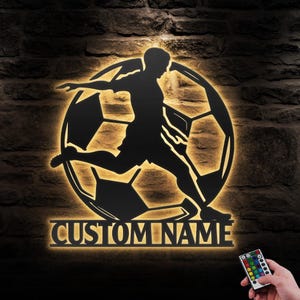 Arte de parede de metal personalizada com luz LED para jogador de futebol masculino, placa com nome, decoração para casa, berçário infantil, caverna masculina, decoração de aniversário