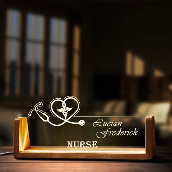 Targa in metallo con scritta Nurse Knows More Than She Says and Notices,30,5 x 20,3 cm
