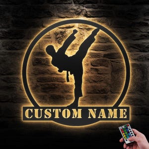 Aangepaste jongen karate vechtsport metalen muur kunst met led-licht Gepersonaliseerde karate naambord man Home Ryukyuan Martial Arts decoratie Kerstmis