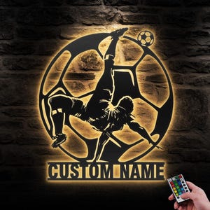 Arte de parede de metal personalizada com luz LED para jogador de futebol masculino, placa com nome, decoração para casa, berçário infantil, caverna masculina, decoração de aniversário