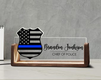 Placa de nombre de escritorio de oficial de policía personalizada, logotipo de aplicación de la ley personalizado, luz LED, base de madera, línea azul fina, decoración de oficina de madera acrílica, regalo