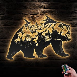 Arte de pared de metal con forma de oso de montaña, luz LED, letrero de oso y bosque, decoración para el hogar, árboles, oso grizzly, decoración de vida salvaje, regalo de inauguración de la casa de Navidad