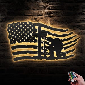 Harley the soldiers friend 壁掛け立体 US Soldier Kneeling Praying at Memorial Cross Metal Wall Art Led
