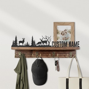 Mensola galleggiante in legno con cervo, personalizzata, in metallo, da parete, con albero di pino della foresta, regalo per gli amanti degli animali del bosco, decorazione per la casa, portachiavi.