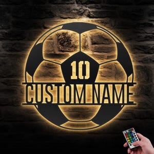 Arte de parede de metal com bola de futebol personalizada com luzes LED, placa com nome de jogador de futebol personalizada, decoração para casa, berçário infantil, caverna do homem, decoração de aniversário