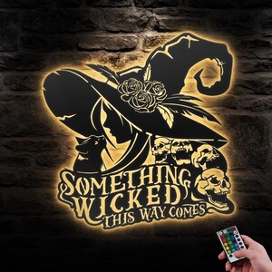 Etwas Böses auf diesem Weg kommt Metall Wand Kunst Led Licht Mond Hexenhut Zeichen Dekoration Halloween Wohnkultur Geburtstag Xmas Housewarming Geschenk