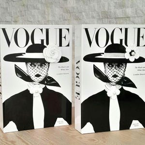 Vogue Coffee Table Bücher, zu öffnende Bücherkiste, falsche Bücherkiste, schwarze Bücher, weiße Bücher, Buchinszenierung, Designer dekorative Bücher, Bücherkiste, Tischdekoration