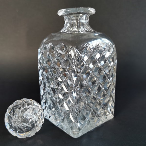 Ceska Clear carafe en cristal avec bouchon. Motif de diamant croisé Criss. boisson en cristal de plomb vintage. Vêtements de bar. Fabriqué en République tchèque.