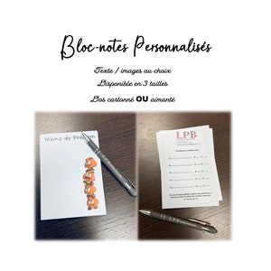 Peut inclure: Deux blocs-notes personnalisés avec un stylo gris. Un bloc-notes a un personnage de dessin animé sur le devant et le texte "Mémo de Prém". L'autre bloc-notes a le texte "LPB" sur le devant. Le texte "Bloc-notes Personnalisés" est en haut de l'image. Le texte "Texte/images au choix" est sous le titre. Le texte "Disponible en 3 tailles" est sous le texte précédent. Le texte "Dos cartonné OU aimanté" est sous le texte précédent.