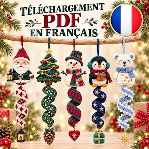 Peut inclure: Cinq décorations de Noël en crochet suspendues à une branche : un Père Noël, un sapin décoré, un bonhomme de neige, un pingouin avec des cache-oreilles et un ours polaire. Chaque figurine a une longue queue en spirale finissant par un petit charme.