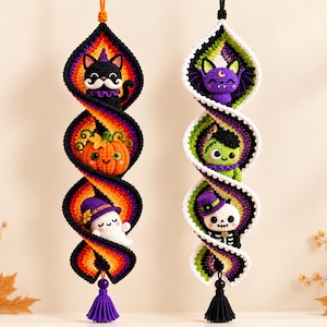 Może przedstawiać: Dwie pionowe szydełkowe ozdoby spiralne z postaciami na Halloween. Lewa spirala zawiera czarnego kota, pomarańczową dynię i białego ducha. Prawa spirala przedstawia fioletowego nietoperza, zielonego potwora i białą czaszkę z frędzlami na dole.