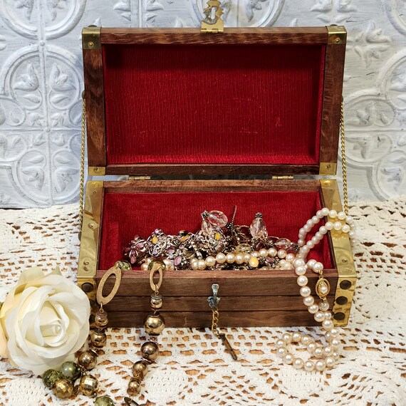 Treasure chest vintage wooden jewelry box - image 6