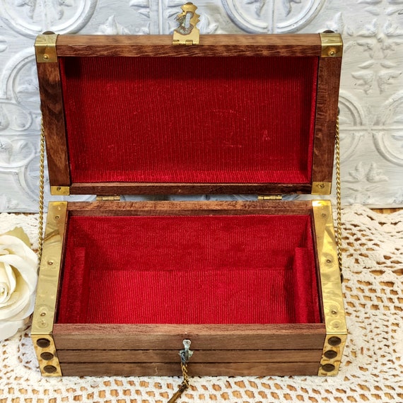 Treasure chest vintage wooden jewelry box - image 9