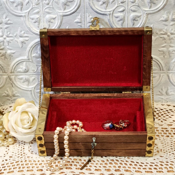 Treasure chest vintage wooden jewelry box - image 7